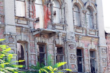 terk edilmiş bir bina cephe