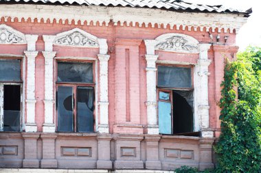 terk edilmiş bir bina cephe