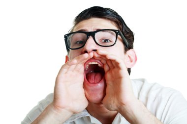 çığlık gözlüklü genç adam