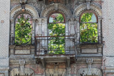 terk edilmiş bir bina cephe