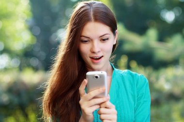 Cep telefonu kullanan kadın