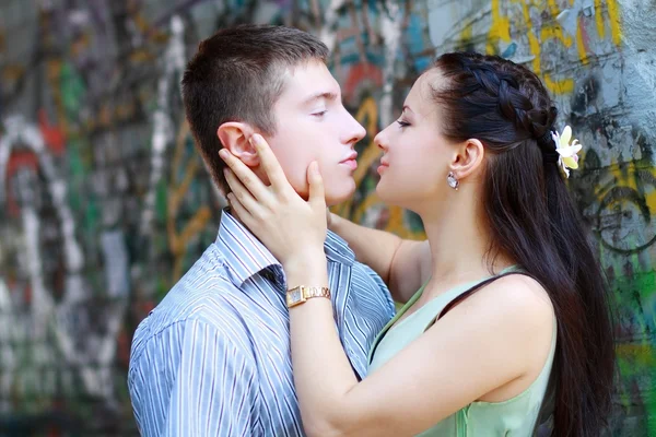 Pareja cerca de graffiti —  Fotos de Stock