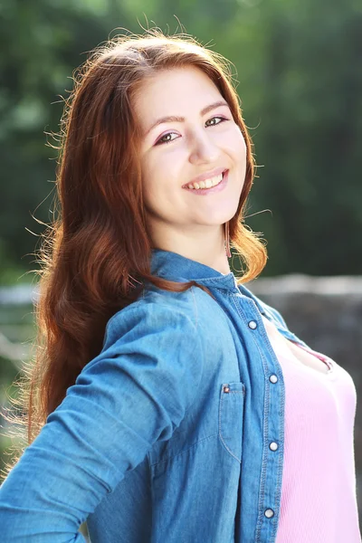 Sorridente ragazza adolescente — Foto Stock