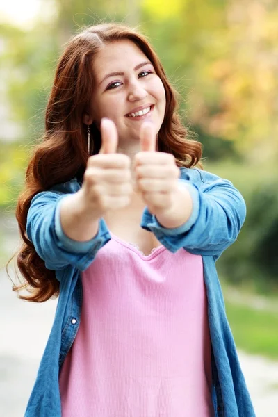 Glücklich Teenager Mädchen zeigen ok Herbst — Stockfoto