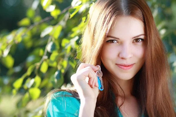 Woman holding up a set of keys — Stock Photo, Image