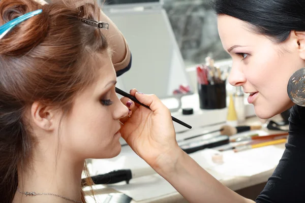 Bride applying wedding make-up — Stock Photo, Image