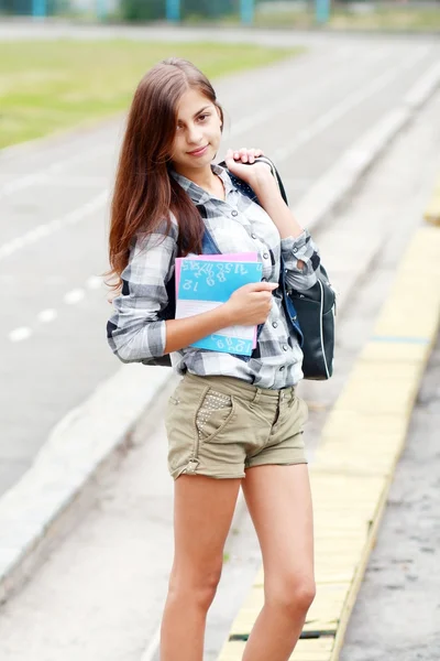 Zurück zur Schule Teenager Mädchen im Freien — Stockfoto