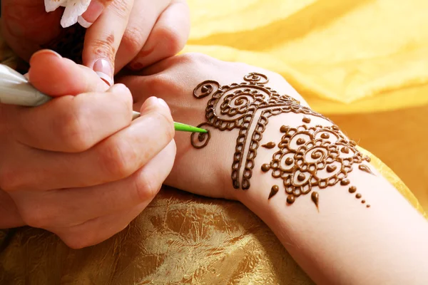 Henna anwenden — Stockfoto