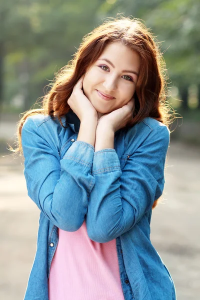 Hermosa joven adolescente — Foto de Stock