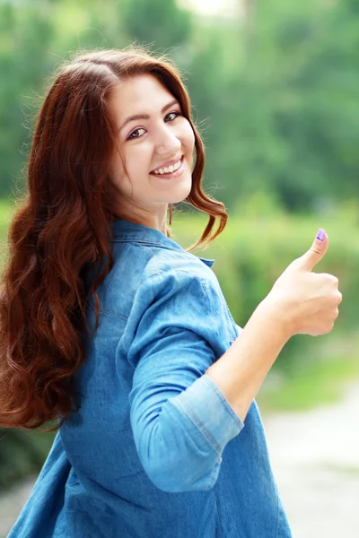 Glücklich Teenager Mädchen zeigen ok — Stockfoto