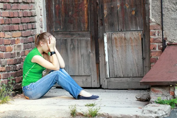 Chicas con problemas al aire libre — Foto de Stock