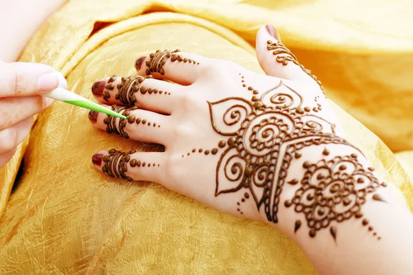 Henna applying — Stock Photo, Image