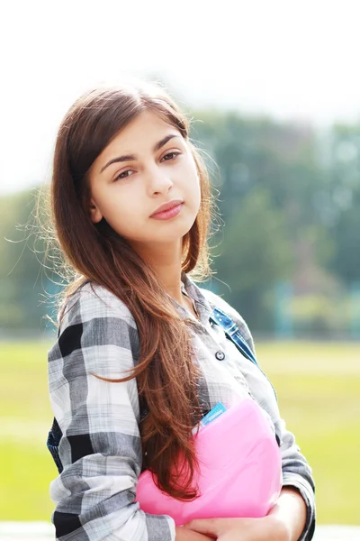Назад в школу девочка-подросток на открытом воздухе — стоковое фото