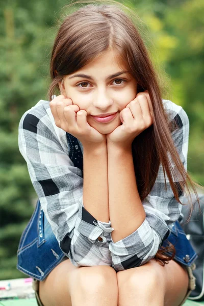 Felice sorridente ragazza adolescente — Foto Stock