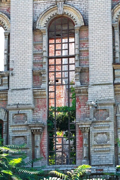 Facciata dell'edificio abbandonata — Foto Stock