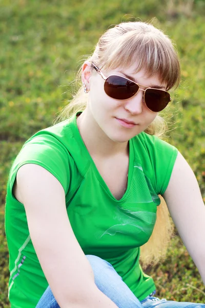Blond meisje in zonnebril — Stockfoto