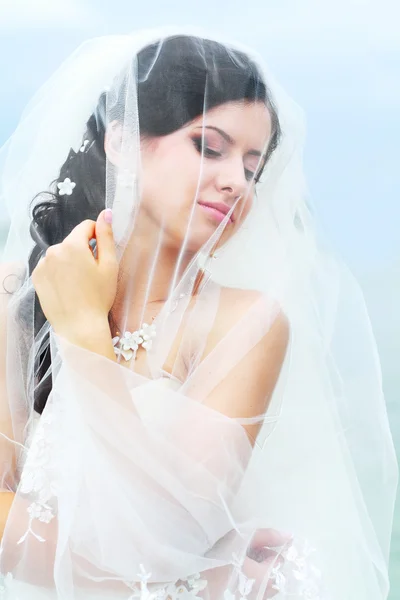 Bella giovane sposa — Foto Stock