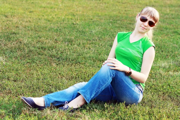 Blond meisje in zonnebril — Stockfoto