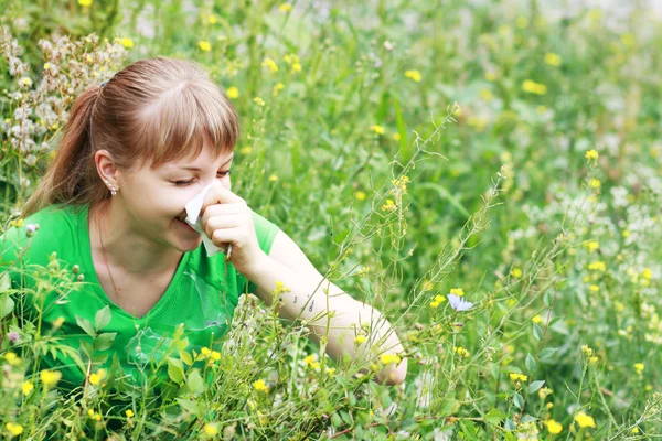 Mujer joven estornudando — Foto de Stock