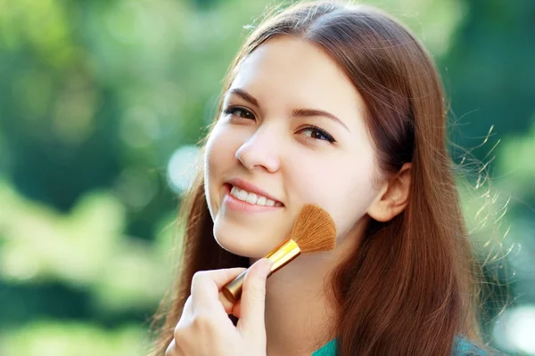 Chica con cepillo de maquillaje —  Fotos de Stock