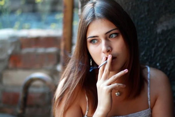 Girl smokes and sad — Stock Photo, Image