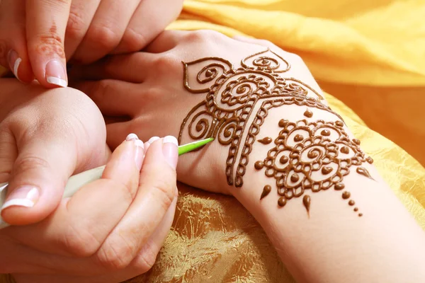 Henna aplicação — Fotografia de Stock