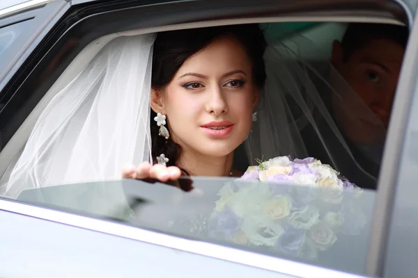 Beautiful bride in car — Stock Photo, Image