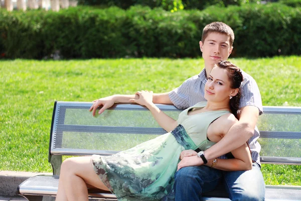Paar verliefd ontspannen in park — Stockfoto