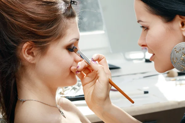 Sposa applicare il trucco di nozze — Foto Stock