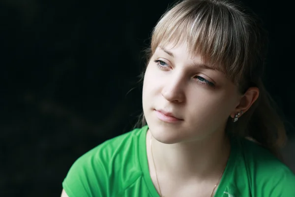 Vrouw op een zwarte achtergrond — Stockfoto