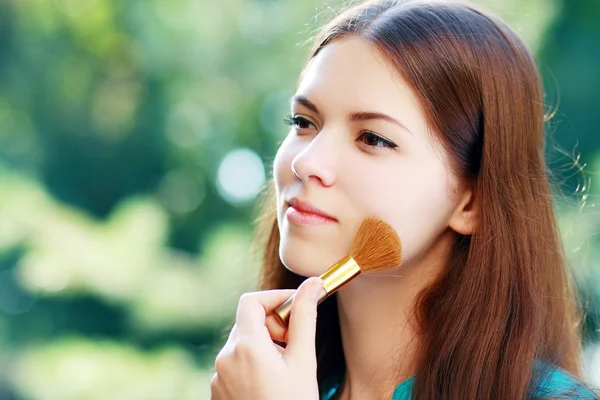 Chica con cepillo de maquillaje —  Fotos de Stock