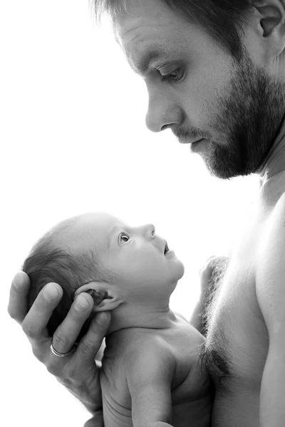 Père tenant un nouveau-né — Photo