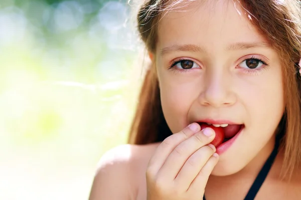 Girl eating plum — Stock Photo, Image