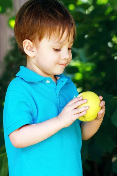 Little boy going to eat green apple — Stock Photo, Image