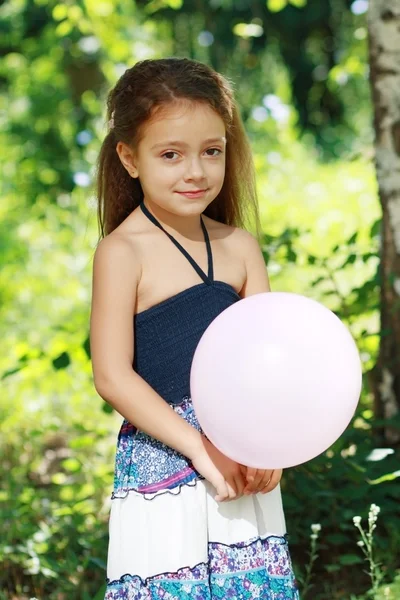 Ragazza che gioca con palloncini — Foto Stock