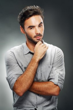 Yakışıklı genç adam.