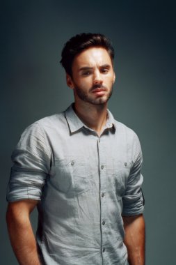 Yakışıklı genç adam.