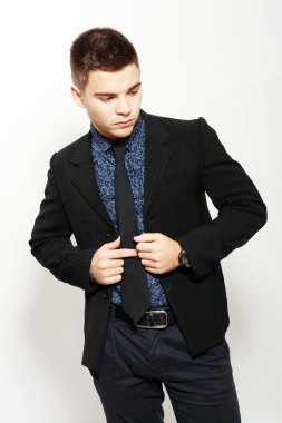 Yakışıklı genç adam.