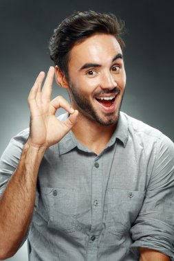 gülümseyen ve gösteri Tamam adamım