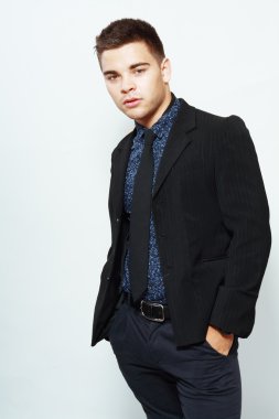 Yakışıklı genç adam.