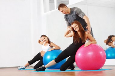 Sportif kadınlarla kanepeyi
