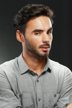 Yakışıklı genç adam.