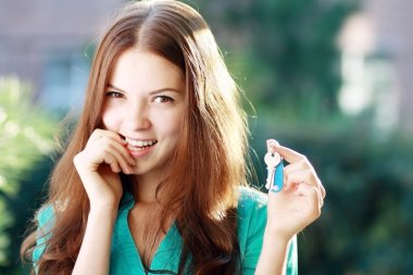 anahtarların kadar tutan kadın