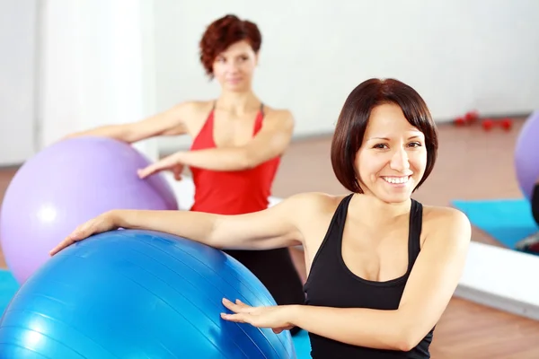 Frauen im Fitnessstudio — Stockfoto