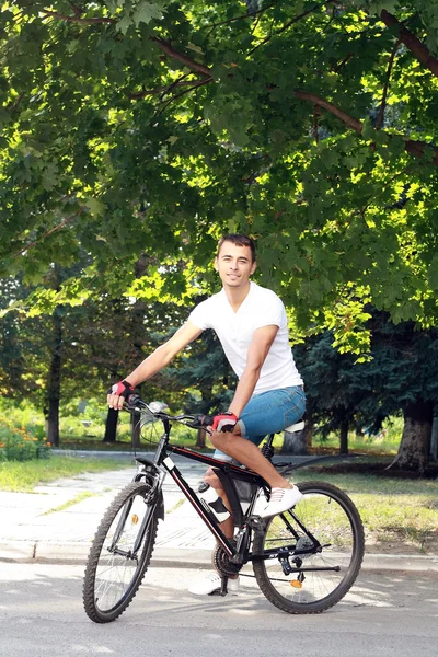 Muž s cyklem — Stock fotografie