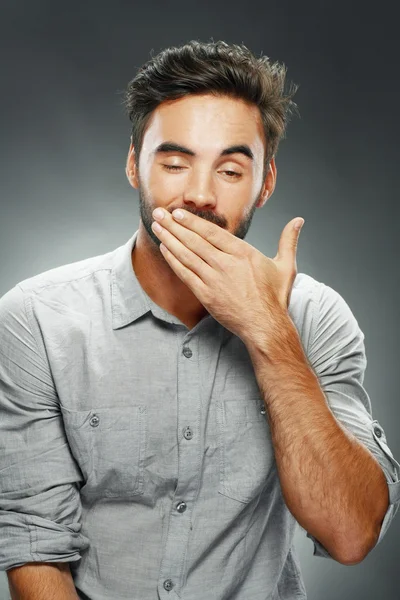 Der Mensch gähnt — Stockfoto