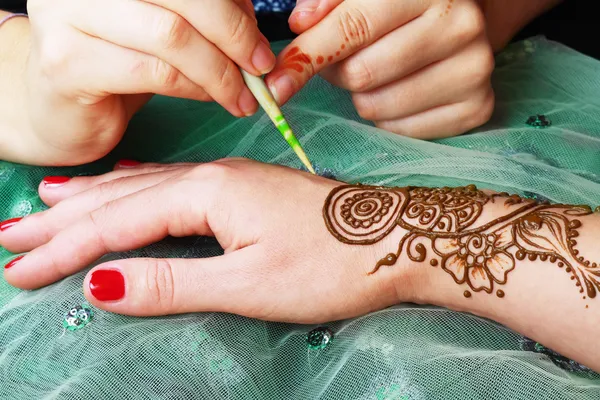 Henna a ser aplicado — Fotografia de Stock