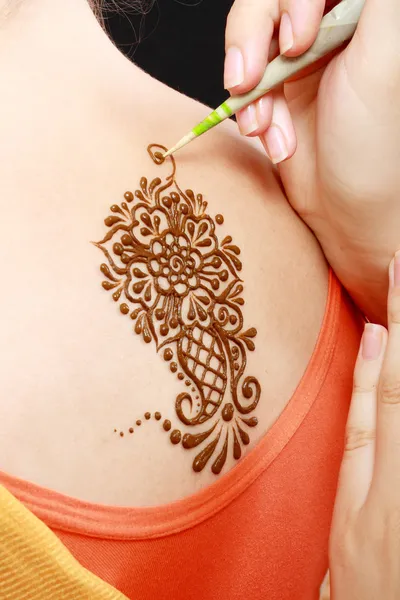 Henna auf den Rücken auftragen — Stockfoto