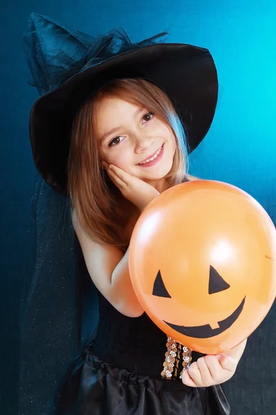 Menina em traje de bruxa halloween — Fotografia de Stock
