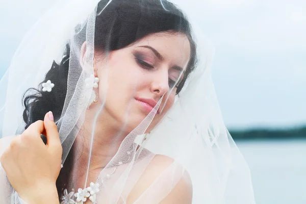 Beautiful young bride — Stock Photo, Image